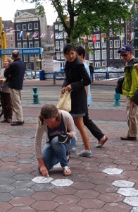 Everdien Breken Spelen op Straat Damrak Amsterdam 03